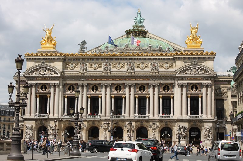 Escalones, espejos y 1500 lámparas: crónica de una visita a&nbsp;Garnier